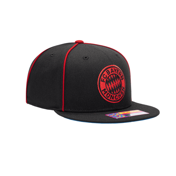 Side view of the FC Bayern Cali Night Snapback with high crown, flat peak, and snapback closure, in black/red.