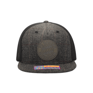 Front view of the Bayern Munich Sherlock Snapback with high structured crown, flat peak brim, mesh back, and snapback closure, in Grey/Black.