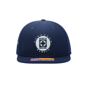 Front view of the Cruz Azul Braveheart Snapback with flat peak and high crown in blue.