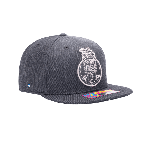 Side view of the FC Porto Platinum Snapback with high crown, flat peak, and snapback closure, in grey