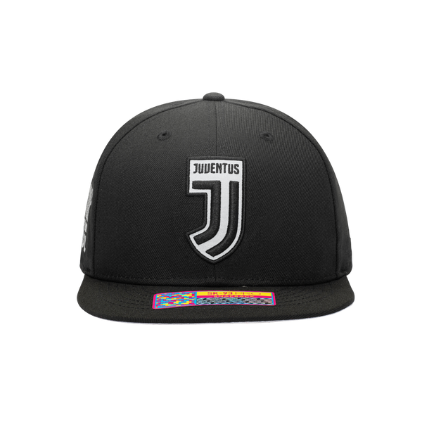 Front view of the Juventus Braveheart Snapback in black, with high crown and flat peak.