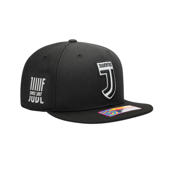 Side view of the Juventus Braveheart Snapback in black, with high crown and flat peak.