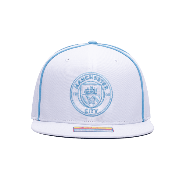 Front view of the Manchester City Cali Day Snapback with high crown, flat peak, and snapback closure, in white/blue.