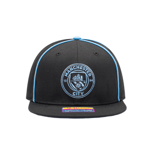 Front view of the Manchester City Cali Night Snapback with high crown, flat peak, and snapback closure, in black/blue.