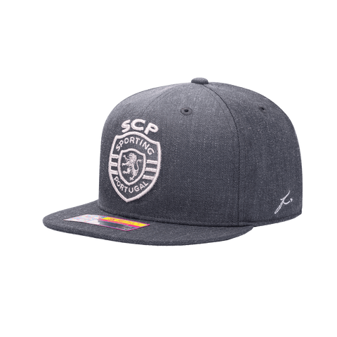 Side view of Sporting Clube de Portugal Platinum Snapback with high crown, flat peak, and snapback closure, in grey